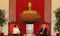 ผู้นำเวียดนามให้การต้อนรับประธานรัฐสภาลาวและการจัดการเสวนาสถานประกอบการเวียดนาม - ลาว