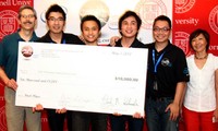 นักศึกษาเวียดนามรับรางวัล Cornell Cup USA
