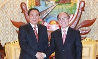 ประธานรัฐสภา Nguyễn Sinh Hùng เริ่มการเยือนประเทศลาวอย่างเป็นทางการ