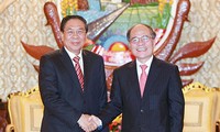 ท่าน Nguyễn Sinh Hùng ประธานรัฐสภาเวียดนามเข้าเยี่ยมคารวะประธานประเทศลาวและนายกรัฐมนตรีลาว