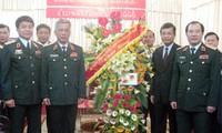 พลโท Nguyễn Chí Vịnh ไปเยี่ยมเยือนและอวยพรสถานทูตลาว