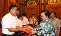 รองประธานประเทศNguyễn Thị Doan ให้การต้อนรับคณะผู้แทนผู้ที่บำเพ็ญประโยชน์ต่อชาติบ้านเมืองจังหวัดนิงบิ่ง