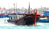 เรือประมงเริ่มออกทะเลจับปลาในเขตทะเลเฉื่องซา จังหวัดแค้งหว่า