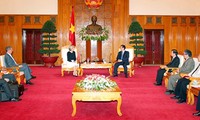 ท่านเหงียนเติ๊นหยุง นายกรัฐมนตรีเวียดนามให้การต้อนรับรัฐมนตรีว่าการกระทรวงการต่างประเทศออสเตรเลีย