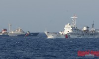 ตำรวจทะเลและกองกำลังตรวจการณ์ประมงเวียดนามเคียงบ่าเคียงไหล่กับชาวประมงออกทะเลจับปลาต่อไป