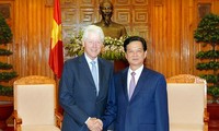 ท่านเหงียนเติ๊นหยุง นายกรัฐมนตรีเวียดนามให้การต้อนรับนายบิล คลินตั้น อดีตประธานาธิบดีสหรัฐ