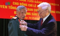 มอบเข็ม 65 ปีแห่งสมาชิกพรรคคอมมิวนิสต์เวียดนามให้แก่อดีตเลขาธิการพรรคคอมมิวนิสต์เวียดนาม