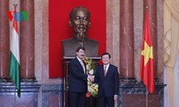ประธานาธิบดีฮังการีเสร็จสิ้นการเยือนเวียดนาม