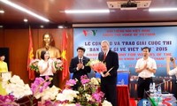 วีโอวีมอบรางวัลการประกวดความรู้เกี่ยวกับเวียดนามปี 2015