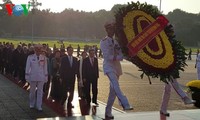 ผู้แทนที่เข้าร่วมการประชุมสมัชชาใหญ่แข่งขันรักชาติไปวางพวงมาลาที่สุสานประธานโฮจิมินห์
