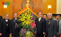 ประธานแนวร่วมปิตุภูมิเวียดนามเหงียนเถียนเญินให้การต้อนรับประธานสภาบิชอปเวียดนาม