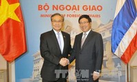 รองนายกรัฐมนตรีและรัฐมนตรีต่างประเทศเวียดนามเจรจากับรัฐมนตรีต่างประเทศไทย