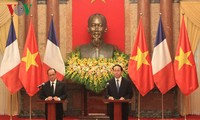 ประธานประเทศเวียดนามและประธานาธิบดีฝรั่งเศสแถลงข่าวต่อสื่อมวลชน
