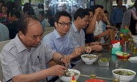 นายกรัฐมนตรีเหงียนซวนฟุ๊กตรวจสอบความปลอดภัยด้านอาหารในนครโฮจิมินห์