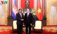 ประธานประเทศเจิ่นด่ายกวางให้การต้อนรับรองนายกรัฐมนตรีและรัฐมนตรีมหาดไทยกัมพูชา