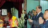 ประธานประเทศเจิ่นด่ายกวางไปจุดธูปที่เขตอนุสรณ์สถานประธานโฮจิมินห์