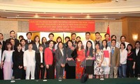 รองประธานประเทศเวียดนามดั่งถิหงอกถิ่งพบปะกับนักศึกษาเวียดนามที่กำลังศึกษาในเมืองฟูกุโอกะ