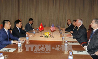 รองนายกรัฐมนตรีและรัฐมนตรีต่างประเทศเวียดนามพบปะกับรัฐมนตรีต่างประเทศสหรัฐ