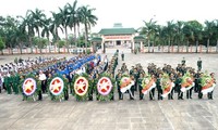 คณะผู้แทนกองทัพแห่งชาติกัมพูชาไปจุดธูปที่สุสานทหารพลีชีพเพื่อชาติในอำเภอดึ๊กเกอ จังหวัดยาลาย