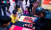 ชาวฮานอยพาเด็กไปขอตัวอักษรมงคลในวันปีใหม่ที่สระ “วัน”