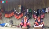   ศิลปะการทอลายผ้าพื้นเมืองของชนกลุ่มน้อยเผ่าม้ง – มรดกวัฒนธรรมนามธรรมของเวียดนาม