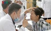 แพทย์เวียดนามนำแสงสว่างมาให้แก่ผู้ป่วยโรคตาที่ยากจนในประเทศกัมพูชา