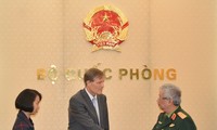 พลโทอาวุโส เหงียนชี้หวิง รัฐมนตรีช่วยว่าการกระทรวงกลาโหมให้การต้อนรับผู้อำนวยการ USAID เวียดนามและเอกอัครราชทูตอิตาลี