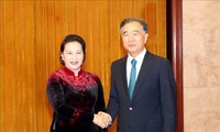 ประธานสภาแห่งชาติ เหงียนถิกิมเงินพบปะหารือกับประธานแนวร่วมปิตุภูมิจีน อวางย้างและไปชมศูนย์นิทรรศการจุงกวางชวน