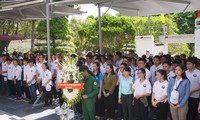 เยาวชนและนักศึกษาเวียดนามโพ้นทะเลไปจุดธูปรำลึกทหารพลีชีพเพื่อชาติ