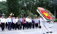 ประธานสภาแห่งชาติ เหงียนถิกิมเงินไปจุดธูปในวิหารทหารพลีชีพเพื่อชาติที่นครโฮจิมินห์