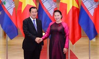 ประธานสภาแห่งชาติเวียดนาม เหงียนถิกิมเงินพบปะกับนายกรัฐมนตรีกัมพูชา