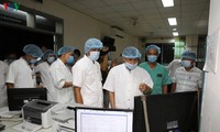 รัฐมนตรีช่วยว่าการกระทรวงสาธารณสุข เหงียนเจื่องเซินลงพื้นที่ตรวจสอบการรักษาผู้ติดเชื้อโรคโควิด -19 ในโรงพยาบาลส่วนกลางเว้