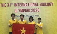 นักเรียนเวียดนาม4 คนคว้ารางวัลในการแข่งขันชีววิทยาโอลิมปิก