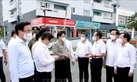 นายกรัฐมนตรีฝ่ามมิงชิ้งลงพื้นที่ตรวจสอบการป้องกันและควบคุมการแพร่ระบาดของโรคโควิด -19 ในนครโฮจิมินห์