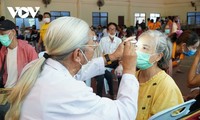 แพทย์เวียดนามให้บริการตรวจสุขภาพและแจกยาฟรีให้แก่ชาวเวียดนามที่อาศัยในประเทศลาวและประชาชนลาว
