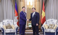 นายกรัฐมนตรี ฝ่ามมิงชิ้ง พบปะกับพลเอก ฮุน มาเนตนายกรัฐมนตรีกัมพูชา