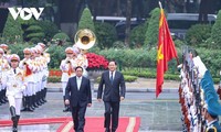 นายกรัฐมนตรี ฝ่ามมิงชิ้ง เป็นประธานในพิธีต้อนรับนายกรัฐมนตรีลาว