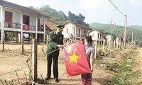 ธงพรรคคอมมิวนิสต์เวียดนามโบกสะบัดในหมู่บ้านใต้ภูเขา กาได
