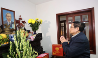 นายกรัฐมนตรี ฝ่ามมิงชิ้ง ไปจุดธูปเพื่อรำลึกอดีตนายกรัฐมนตรี ฝ่ามวันด่ง ผู้ล่วงลับ