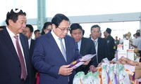 นายกรัฐมนตรี ฝ่ามมิงชิ้ง กำชับให้จังหวัดหวิงลองใช้พลังทุกแหล่งเพื่อพัฒนา