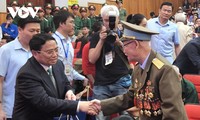 นายกรัฐมนตรี ฝ่ามมิงชิ้ง พบปะกับทหารผ่านศึกเดียนเบียนฟู