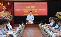 Party official meets heads of Vietnamese representative agencies