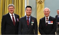 Thanh niên gốc Việt nhận Huy chương của Nữ hoàng Anh 