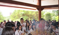 Thanh thiếu niên kiều bào dâng hương tại tượng đài Ngã ba Đồng Lộc