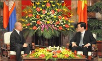 Chủ tịch nước đón và hội kiến với Quốc vương Campuchia 