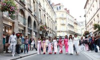 Nữ sinh Việt duyên dáng áo dài trên đất Rennes, Pháp