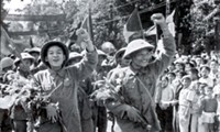 Hình ảnh khó quên khi đoàn quân giải phóng tiến về Hà Nội
