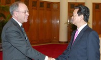 Thủ tướng Nguyễn Tấn Dũng tiếp Giáo sư đoạt giải Nobel 
