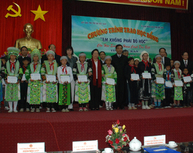 Phó Chủ tịch nước Nguyễn Thị Doan trao học bổng cho học sinh nghèo 