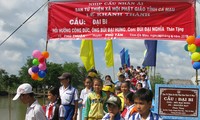 Nữ Việt kiều xây cầu, dựng trường 